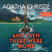 AGATHA CHRISTIE's "AND THEN THERE WERE NONE" Audiobook, gelezen door DAN STEVENS. Zeilboot op zee voor een huis op een eiland met bergen.