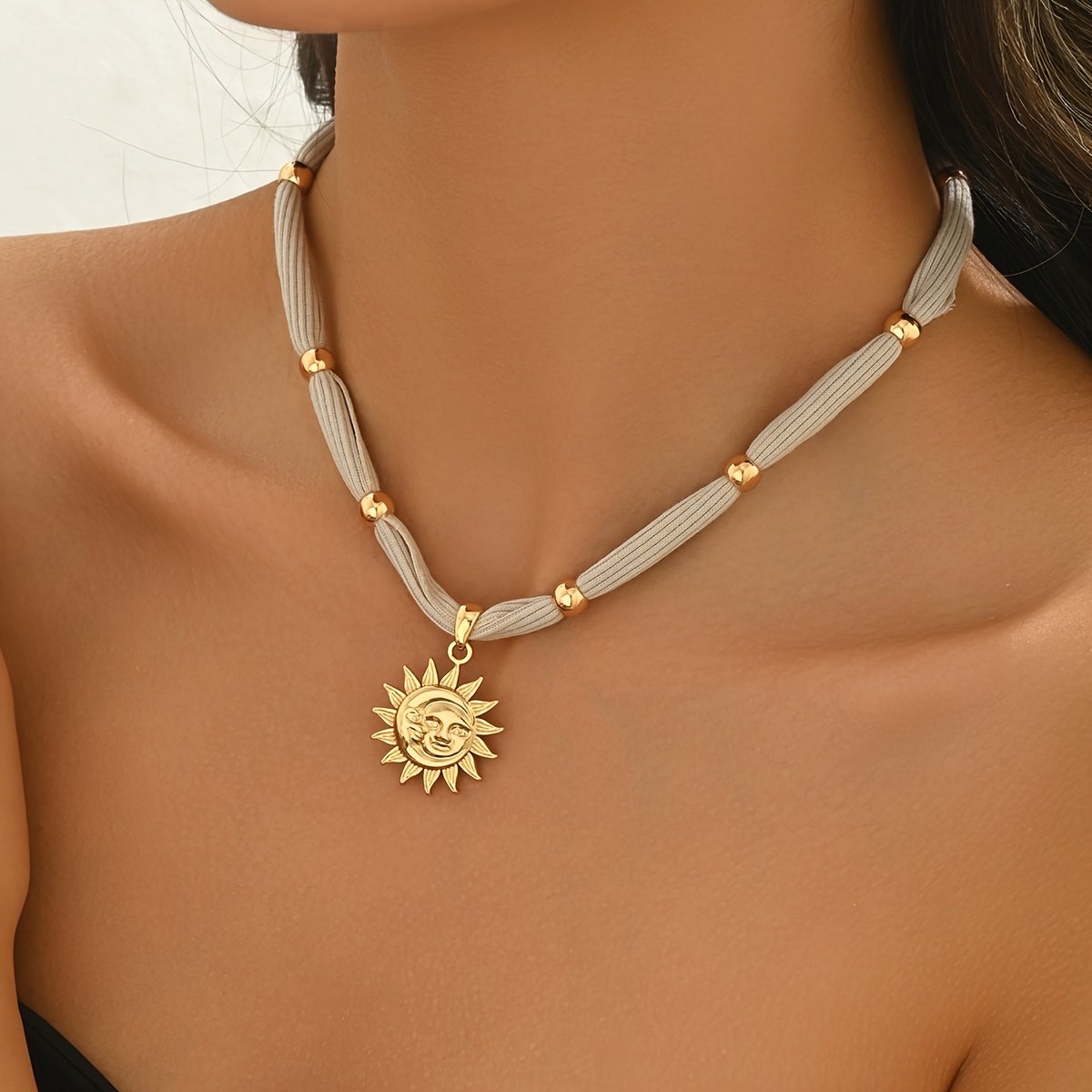 Sjika - Sjaalketting Dames Beige met Zon & Maan Hanger – Goudkleurige Statement Ketting - Trending - Cadeau voor haar