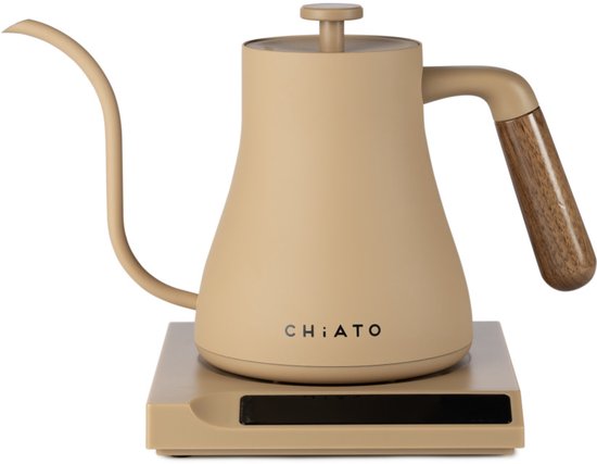Beige CHiATO flowPLAY elektrische ketel met houten handvat op een beige basis met display.