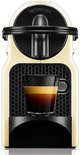 Machine à café à capsules Nespresso Inissia crème avec une tasse d'expresso.