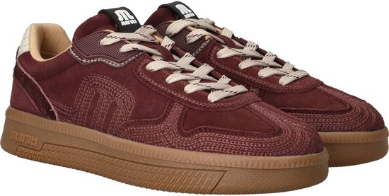 Paar bordeauxrode suède sneakers met geborduurde M en camelkleurige zool.