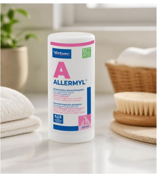 Flesje "Allermyl" shampoo met "ECO FRIENDLY" logo, omringd door badaccessoires.