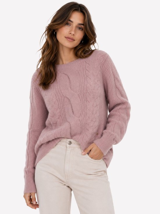 Pull rose en maille torsadée à col rond, porté par un mannequin.