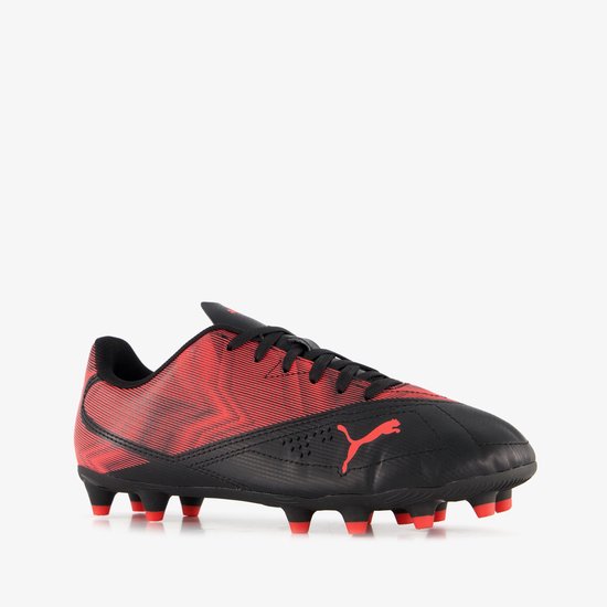 Flanc de chaussure de football noire avec des rayures rouges et le logo Puma.