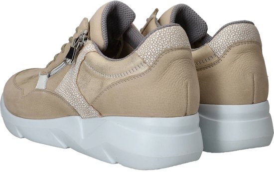 Achterkant van beige leren sneakers met veters, rits en witte zolen.