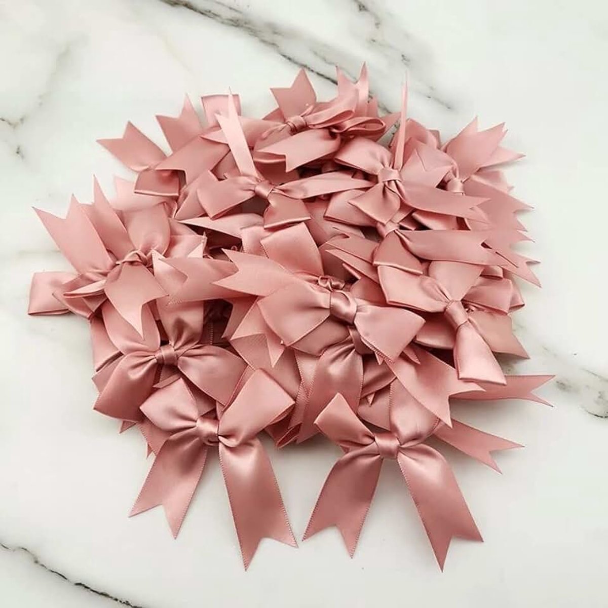 Strikken, decoratieve strikken, kleine satijnen linten, strik voor bruiloft, decoratie, kaarten, knutselen, haarboog, hoed, handwerk, fris roze