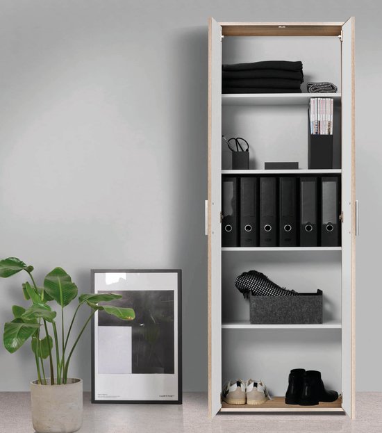Bruine eikenhouten kast met open deuren, gevuld met kleding, mappen, schoenen en plant.