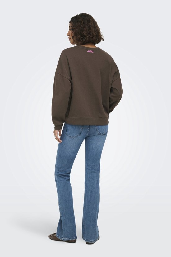 Bruine sweater met lange mouwen gedragen door een model van achteren.