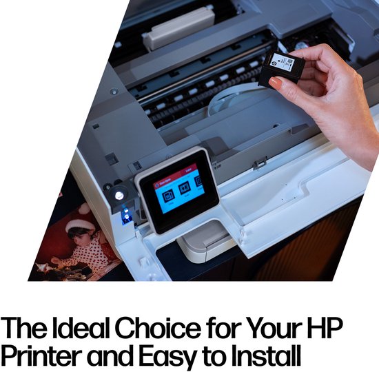 Hand houdt HP 305 inktcartridge boven printer met kleurenfoto van kind met kerstmuts.