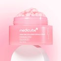 Medicube PDRN Pink Collagen Capsule Cream pot op een witte cilinder, gevuld met crème met roze capsules.