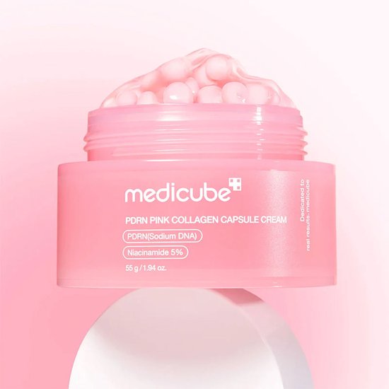 Medicube PDRN Pink Collagen Capsule Cream pot op een witte cilinder, gevuld met crème met roze capsules.