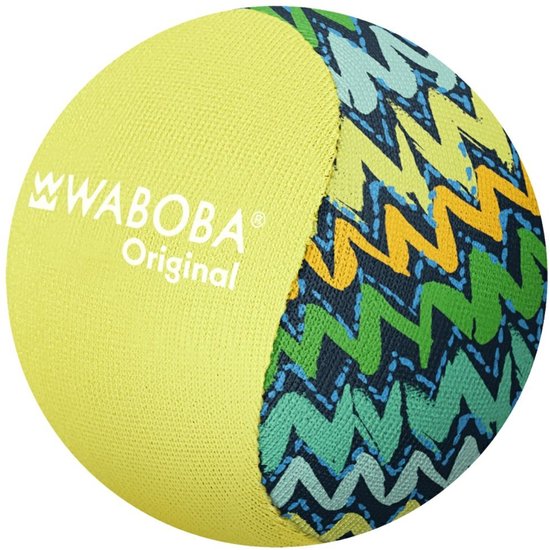 Lichtgele Waboba Original bal met zigzagpatroon in groen en blauw aan de zijkant.