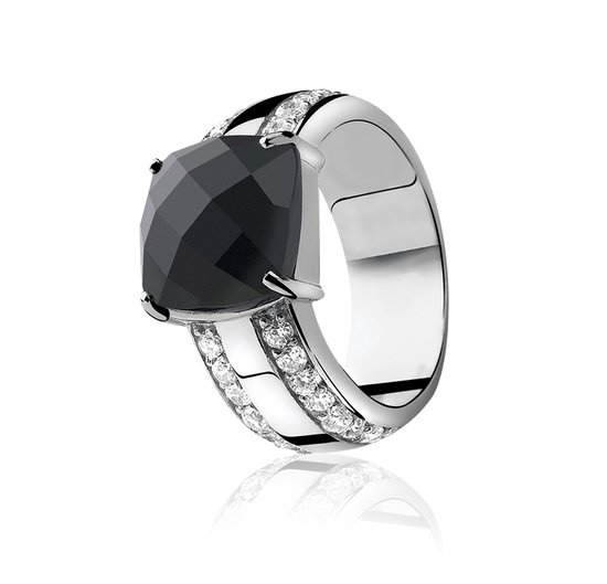 Bague en argent ornée d'une grande pierre noire facettée et d'oxydes de zirconium blancs.