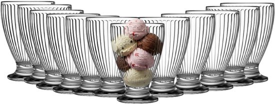Douze coupes à glace en verre avec côtes verticales, une remplie de crème glacée.