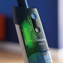 Close-up van de Philips OneUp elektrische dweil met groene verlichting en knoppen.