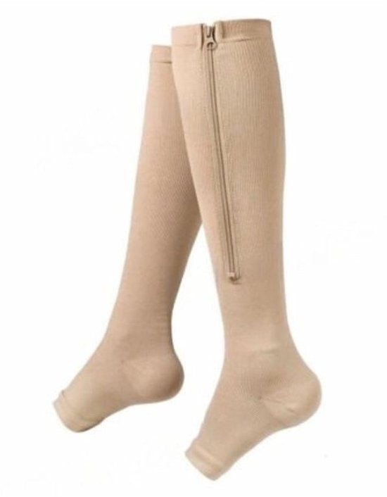 Een paar beige compressiekousen tot onder de knie met rits, witte teenstukken.