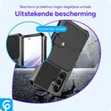 Zwarte telefoonhoes met portemonnee, toont opstaande randen ter bescherming.