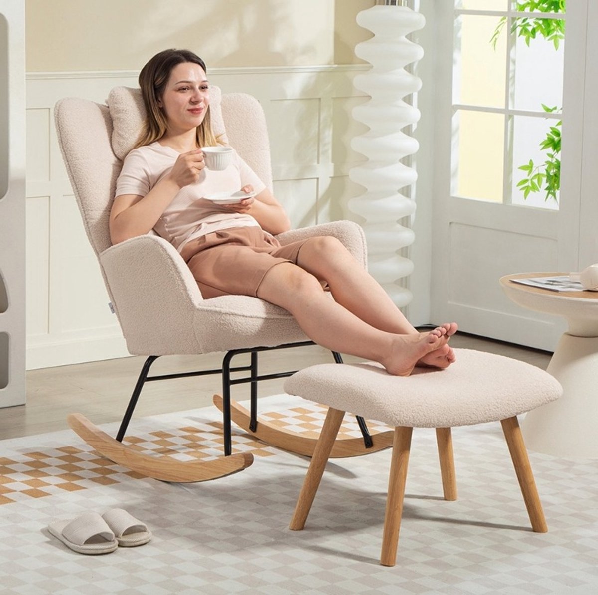 MEUNIQ Schommelstoel met hocker 70,5 x 101,5 x 99,5 cm, hoge rugleuning, hoofdsteun en lendenkussen, fleece bekleding, houten poten, beige fauteuil voor woonkamer