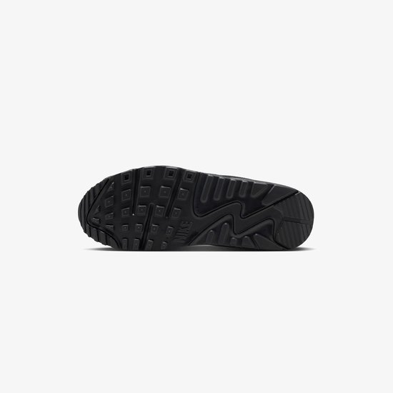 Zwarte buitenzool van een grijze Nike Air Max 90 sneaker met Nike logo.