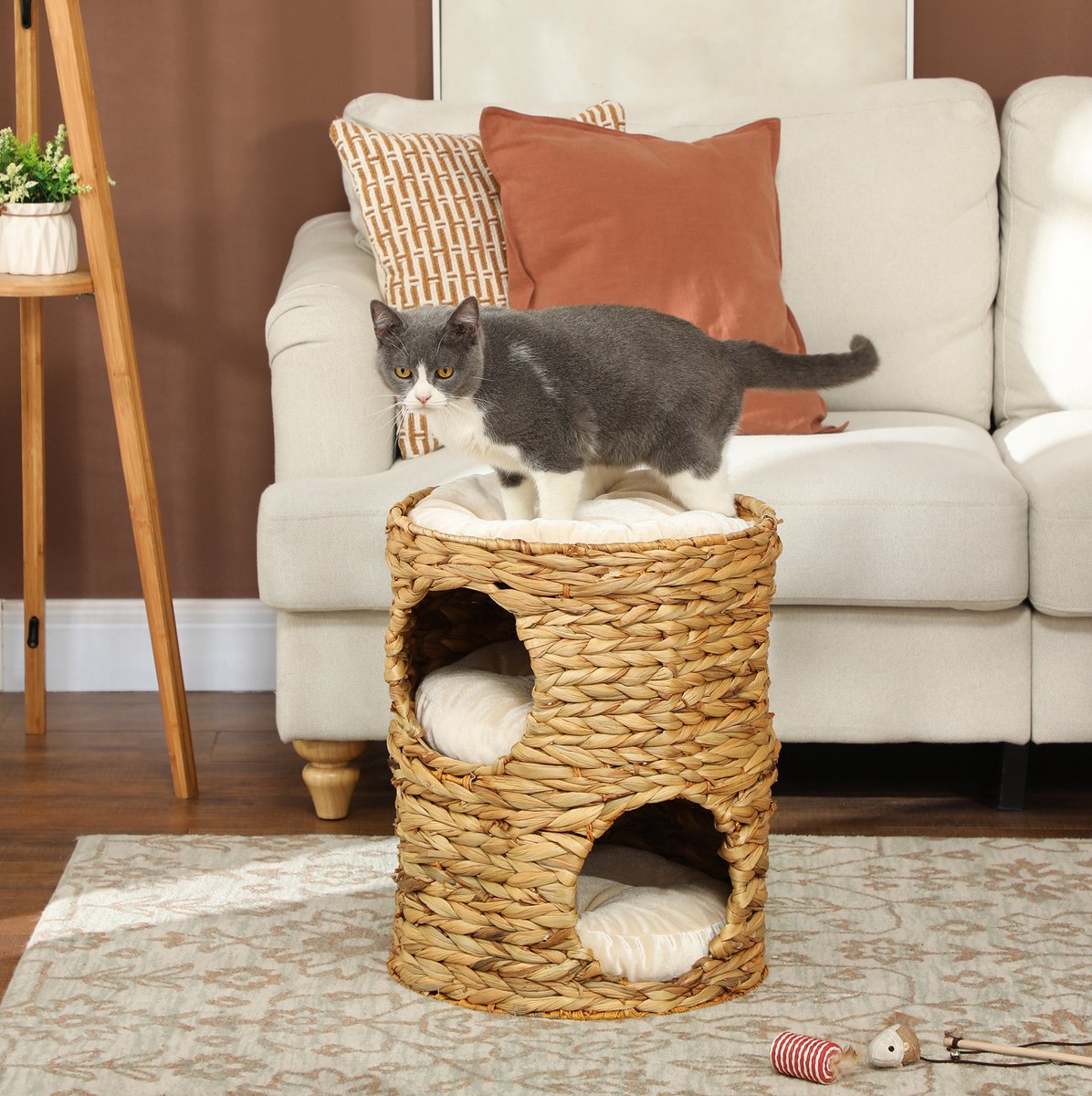 HAUSS SPOLE Krabton – 50 Cm Hoog – 2 Kattenholen Met Uitneembare Kussens – Metaal Met Waterhyacint – Lichtbruin – Voor Binnen