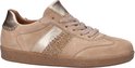 Beige suède Gabor sneaker met gouden accenten en een gestreepte textuur op de zijkant.