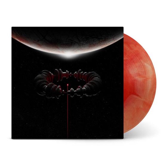 Hoes van de vinyl 'The Wow! Signal' met een rode, marmeren vinyl. De hoes toont een ringvormig object in de ruimte met een planeet op de achtergrond.