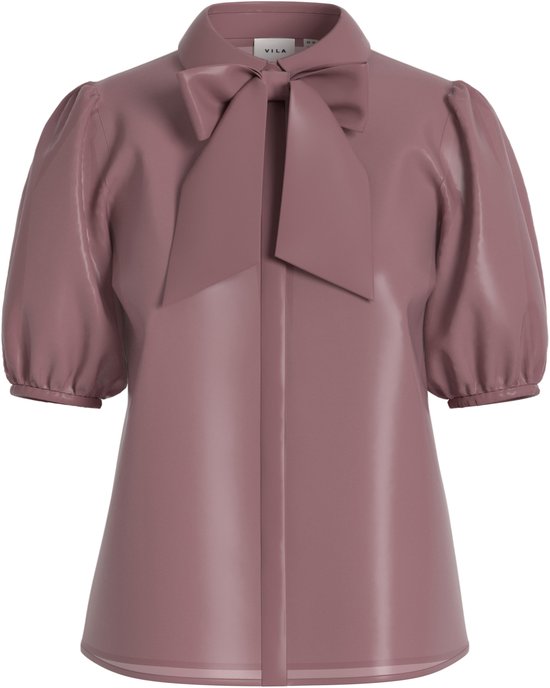 Roze blouse met strikdetail, pofmouwen en een knoopsluiting aan de voorkant.