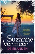 Vrouw in een bloemenjurk op het strand bij zonsondergang, met de tekst 'Suzanne Vermeer De Eilanden'.