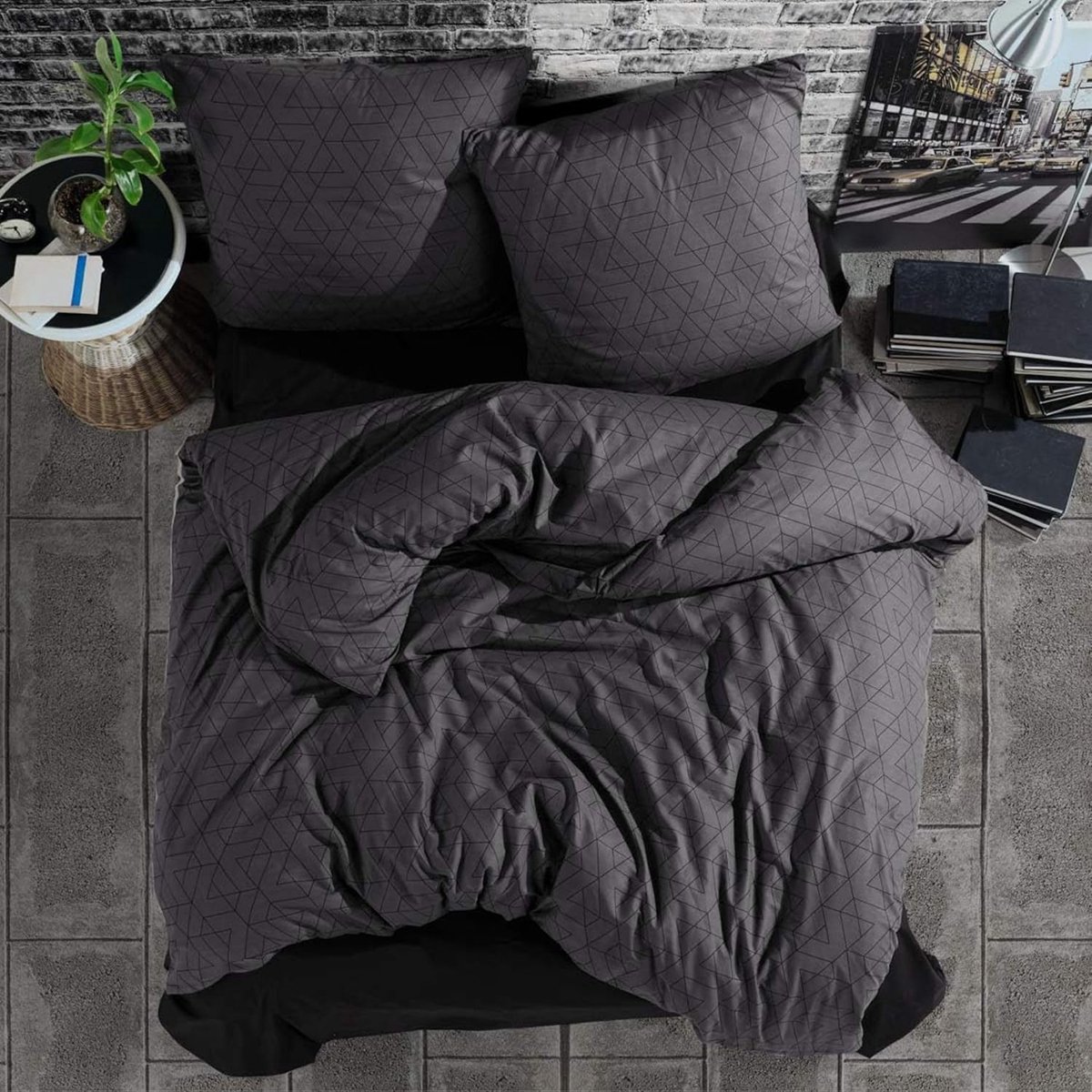 Beddengoed, 155 x 220 cm. 4-delige set, antraciet, 100% katoen renforcé, met ritssluiting, ademend dekbedovertrek, zwart geometrisch patroon, kussensloop van 80 x 80 cm. Monza V1