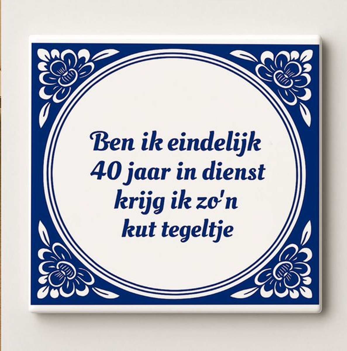 Grappig 40-jarig Jubileum Tegeltje - 11x11 cm Decoratief Keramisch Tegel met Humoristische Quote voor Kantoor of Thuis