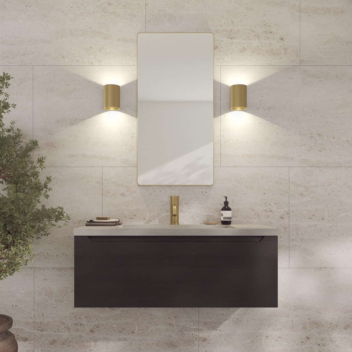 Refine Spiegel | Wandspiegel goud met lijst | 45 x 90 cm | Decoratieve spiegel voor badkamer, woonkamer, slaapkamer en hal | Minimalistische en stijlvolle spiegel van geborsteld messing