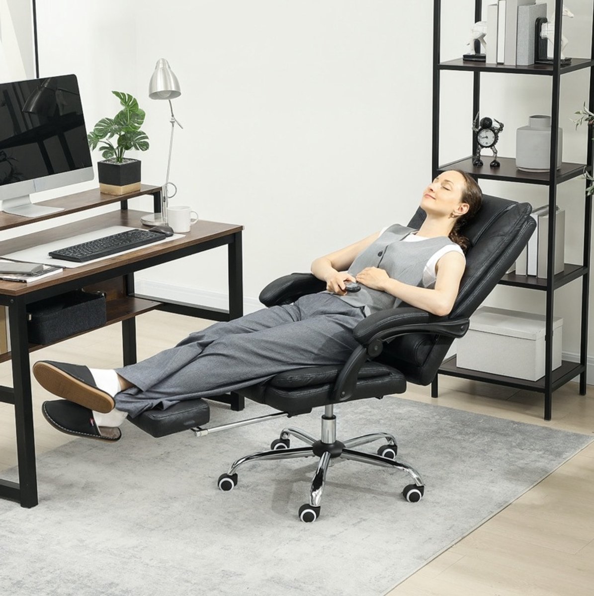 MEUNIQ bureaustoel met massagefunctie en voetsteun, verstelbare zithoogte, 64 x 70 x 110-118 cm, hoge rugleuning, 135° kantelbare rugleuning, zwart