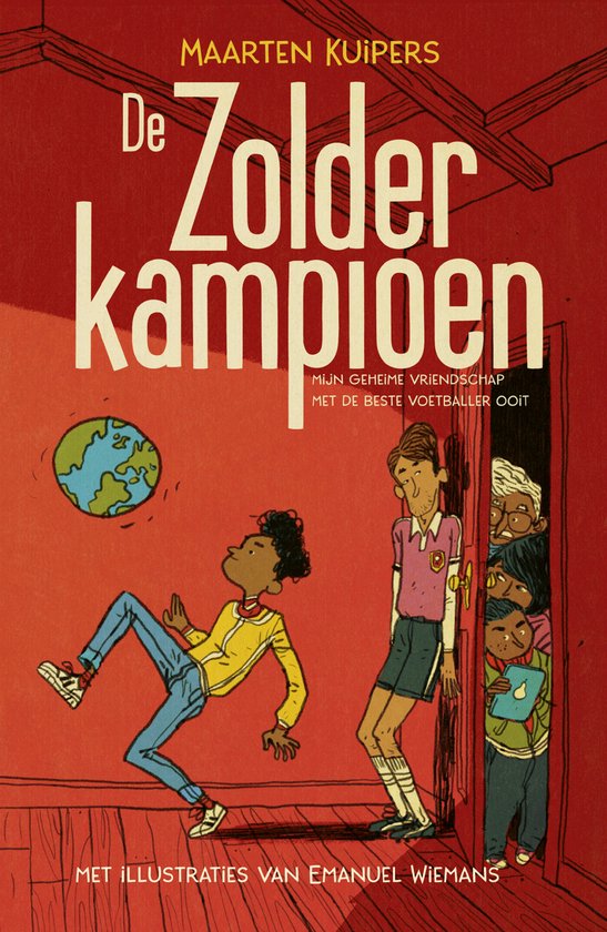 Boek "De Zolderkampioen" van Maarten Kuipers, met illustraties van Emanuel Wiemans. Een jongen met krullend haar trapt tegen een voetbal. Een andere jongen kijkt toe, met anderen in een deuropening.