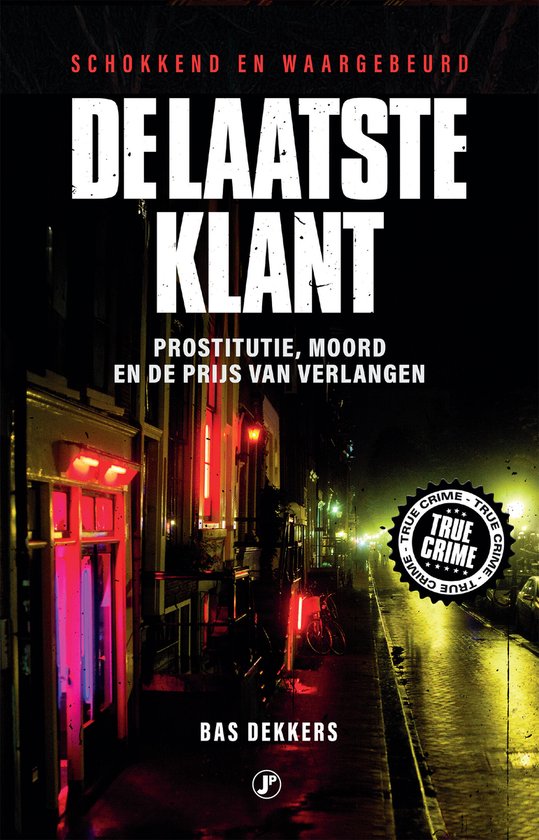 Boek 'De laatste klant' met de titel groot in witte letters op een donkere, straatverlichte achtergrond. Een rode neonreclame links, en een "TRUE CRIME"-sticker rechts.