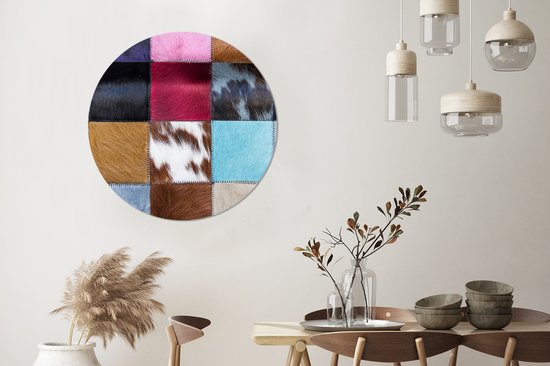 Cercle mural - Cercle mural - Un tapis coloré et à carreaux comprenant une peau de vache - Aluminium - Dibond - ⌀ 90 cm - Intérieur et Extérieur