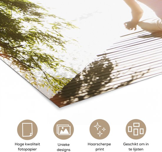 Une femme pratique le yoga sur une jetée Poster 60x40 cm - Tirage photo sur Poster (décoration murale salon / chambre)