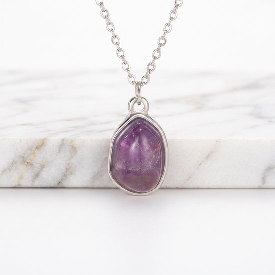 Zilverkleurige ketting met een ruwe, onregelmatig gevormde paarse amethist hanger.
