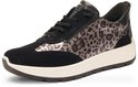 Schuin zijaanzicht van een zwarte sneaker met luipaardprint, veters en een dikke witte zool.