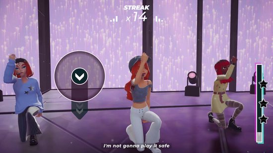 Drie K-Pop-dansers met rode en paarse achtergrond. Twee vrouwen en een man dansen op een podium, één met een blauwe trui en ster.