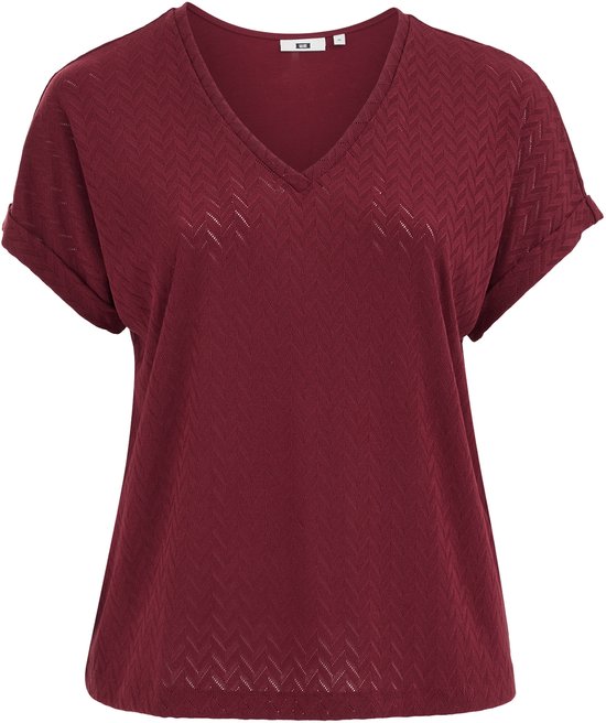 Bordeauxrode V-hals T-shirt met korte, omgeslagen mouwen en opengewerkte visgraatstructuur.