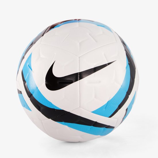Ballon de football blanc avec des rayures bleues et noires et un grand logo Nike noir.