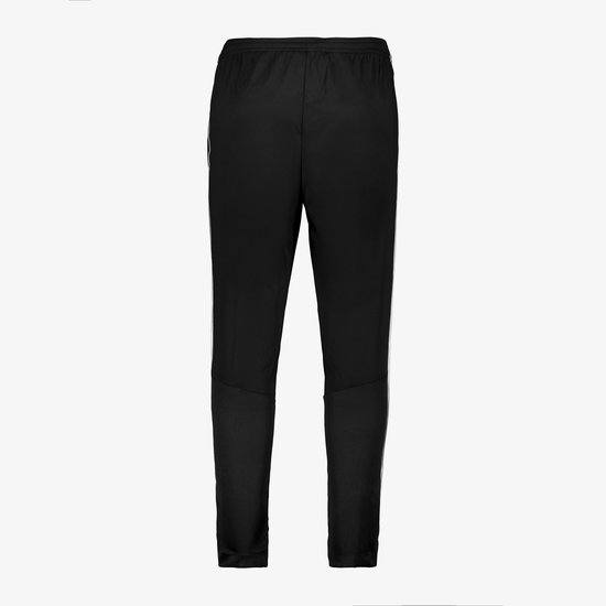 Achterkant van de zwarte Nike trainingsbroek met witte bies langs het been.