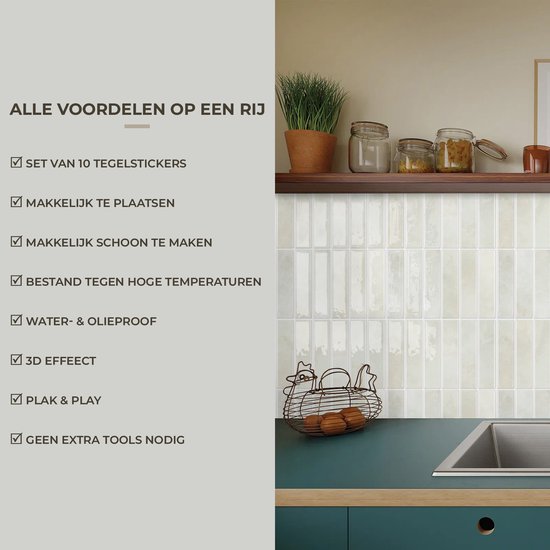 Een keukenwand met witte, glanzende, rechthoekige tegels in een 3D-effect en een grijze rand. Links staat tekst over voordelen.