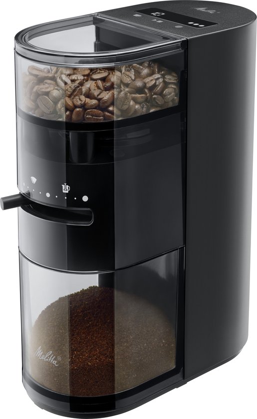 Zwarte elektrische koffiemolen met bovenin koffiebonen en onderin gemalen koffie. Instelknop op de zijkant.