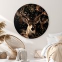 Ronde muurcirkel met een hertenkop en bloemen, in een slaapkamer bij een bed.