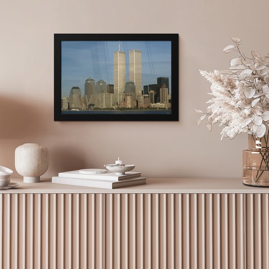 Poster in lijst - Fotolijst 30x20 cm - Posters - In het midden het het World trade center onder een helderblauwe lucht - Posterlijst zwart - Decoratie - Wanddecoratie woonkamer - Muurdecoratie slaapkamer