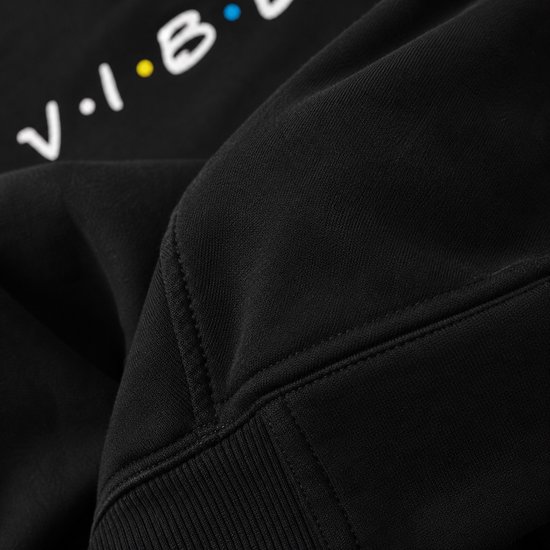 Gedetailleerde close-up van de stof en stiksels van een zwarte hoodie.