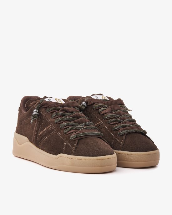 Bruine suède sneakers van VIA VAI met veters en beige zool.
