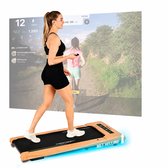 Vrouw loopt op houten loopband met verlichting, kijkend naar een tv met sportapp 'MET HELLING'.