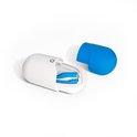 Wit doosje met een blauwe dop, waarin een opgevouwen witte en blauwe lichttherapiebril ligt.